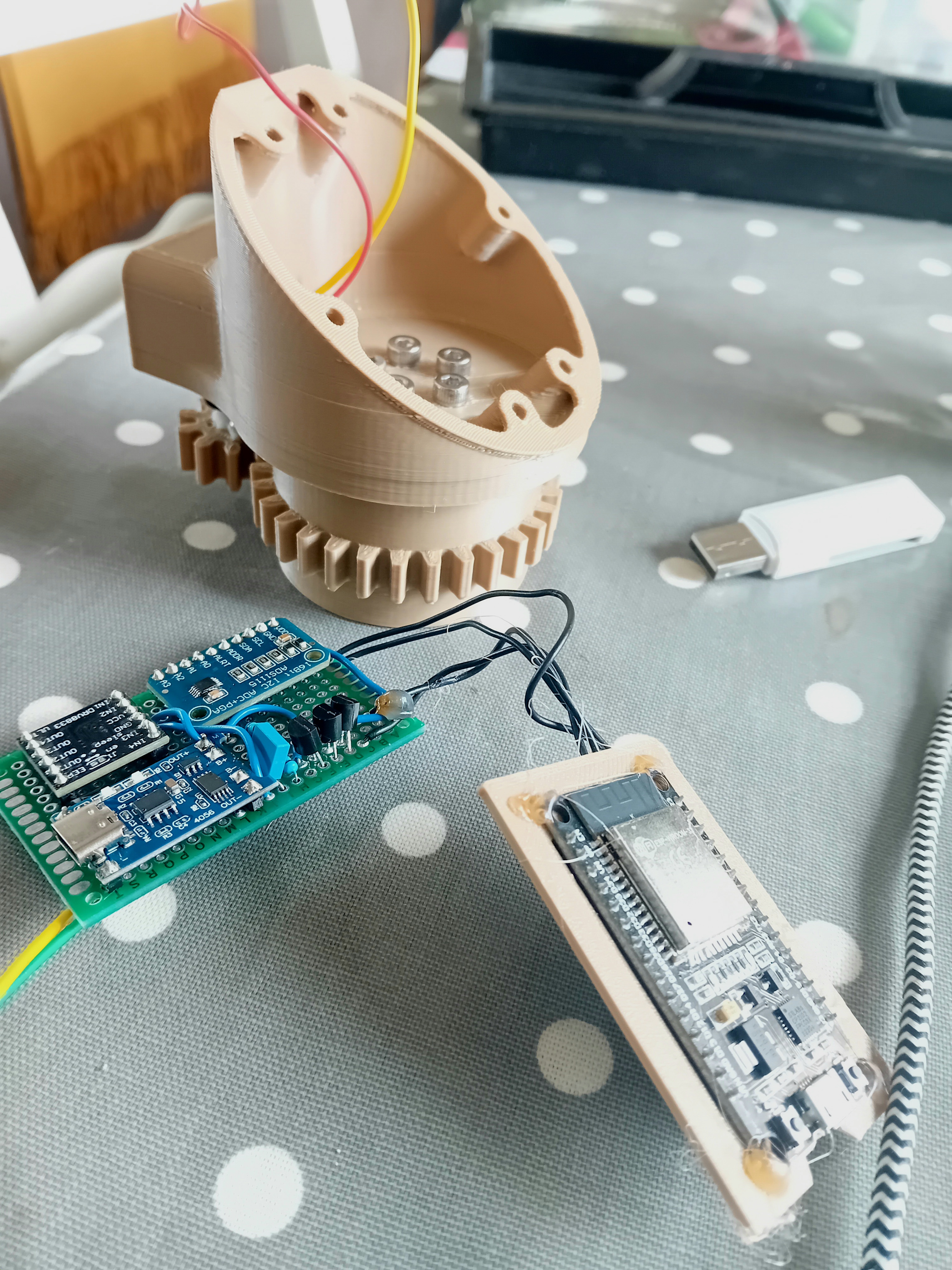 A Tiny Solar Tracking Weather Station with ESP32