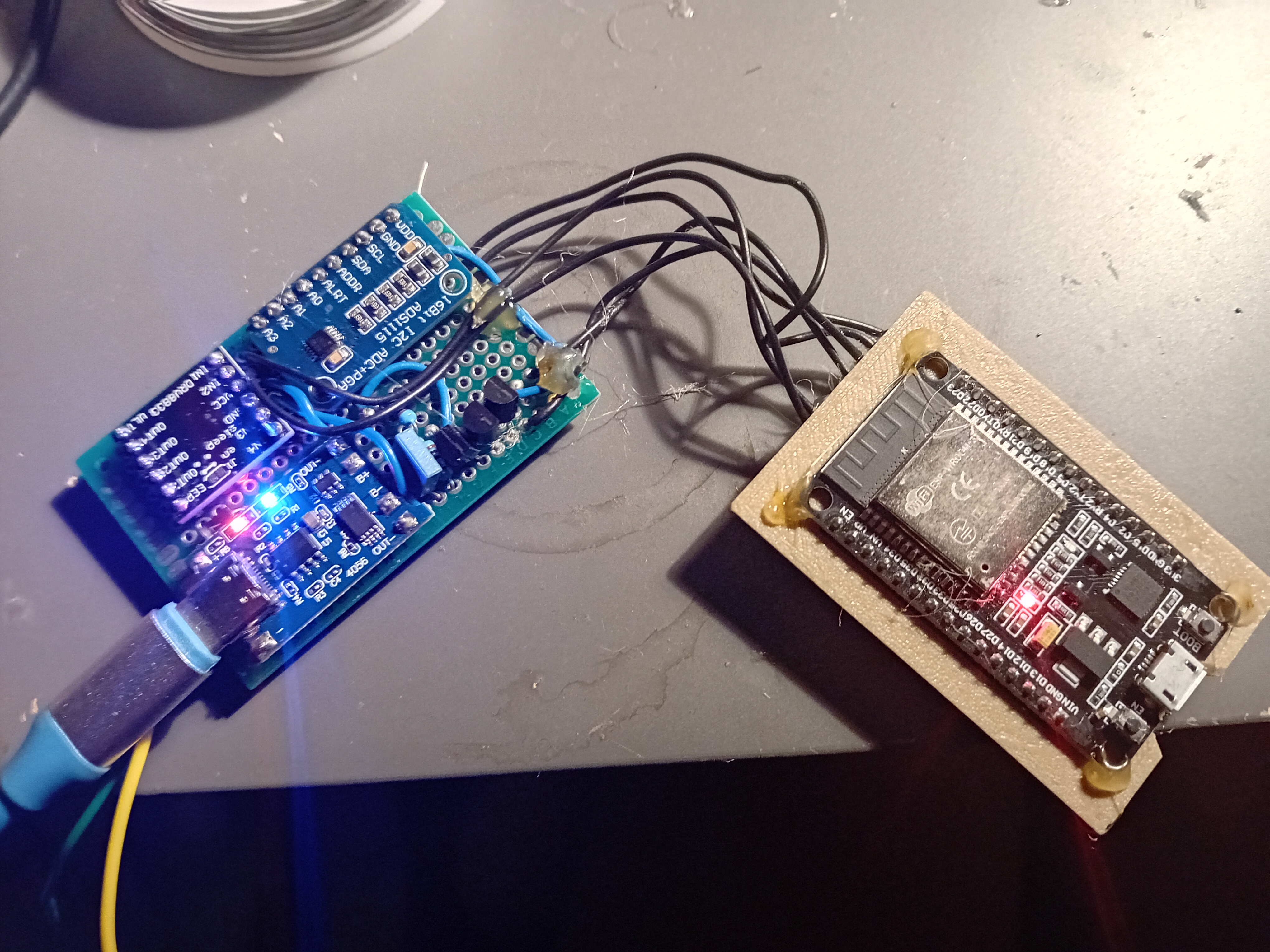 A Tiny Solar Tracking Weather Station with ESP32