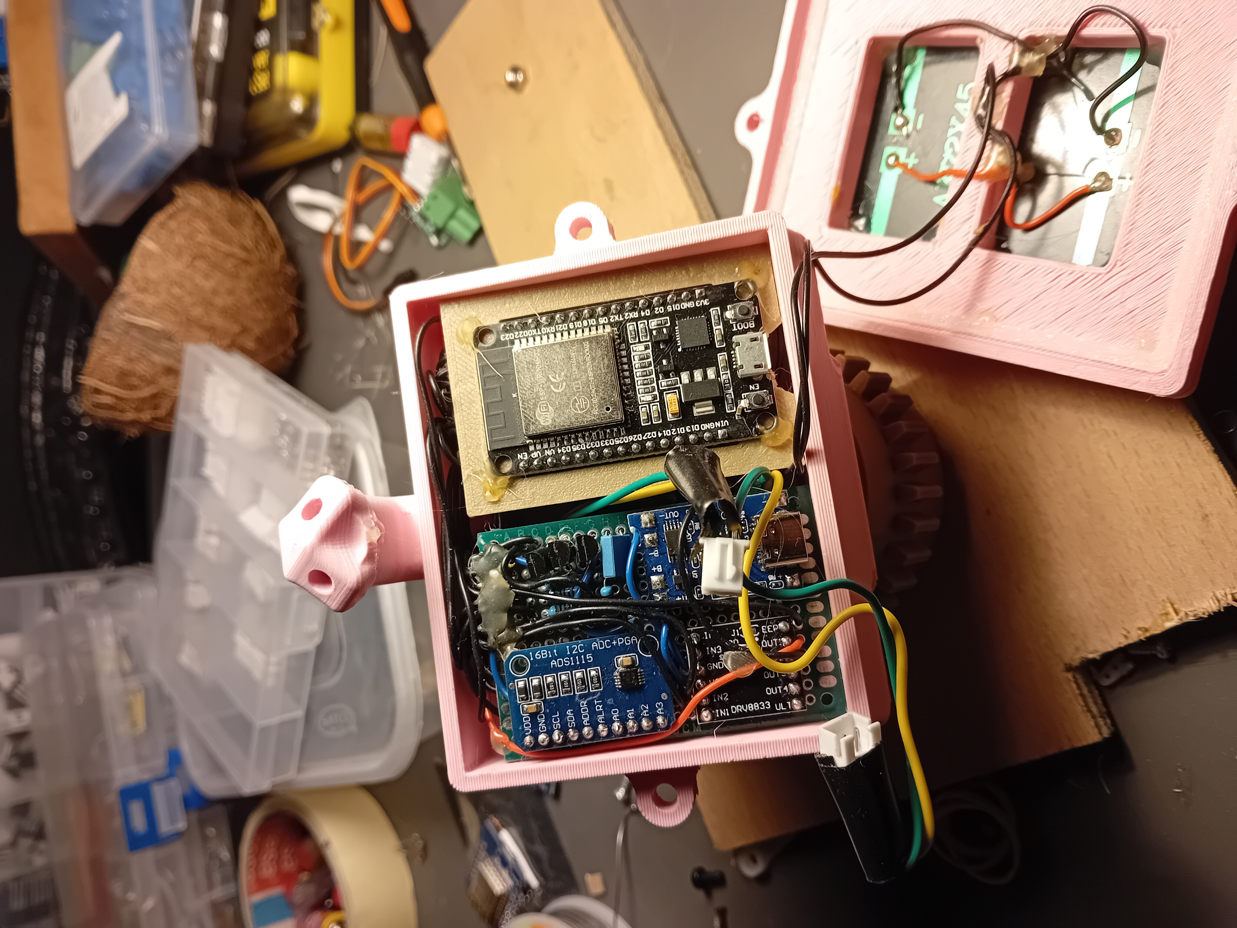 A Tiny Solar Tracking Weather Station with ESP32