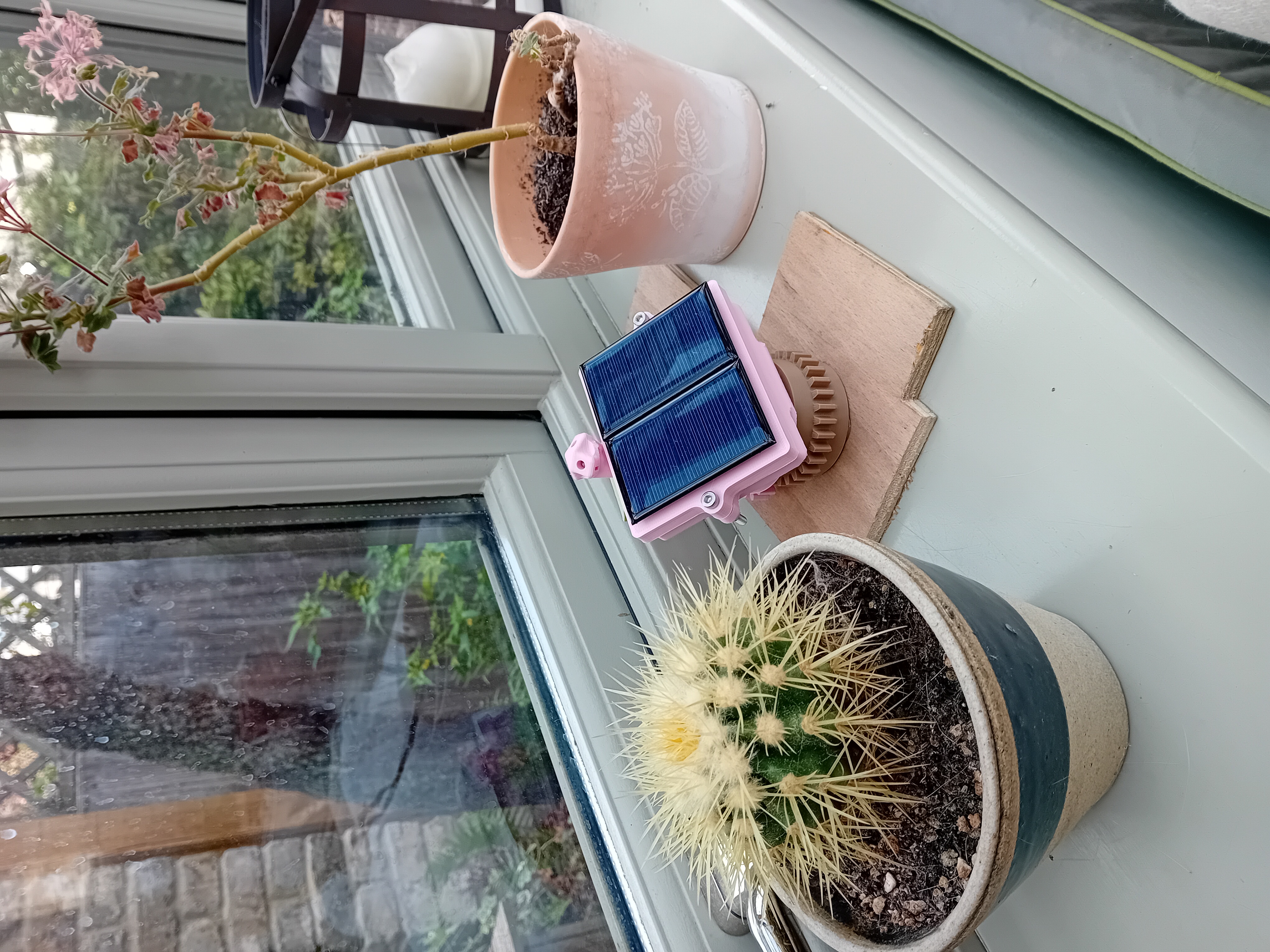 A Tiny Solar Tracking Weather Station with ESP32